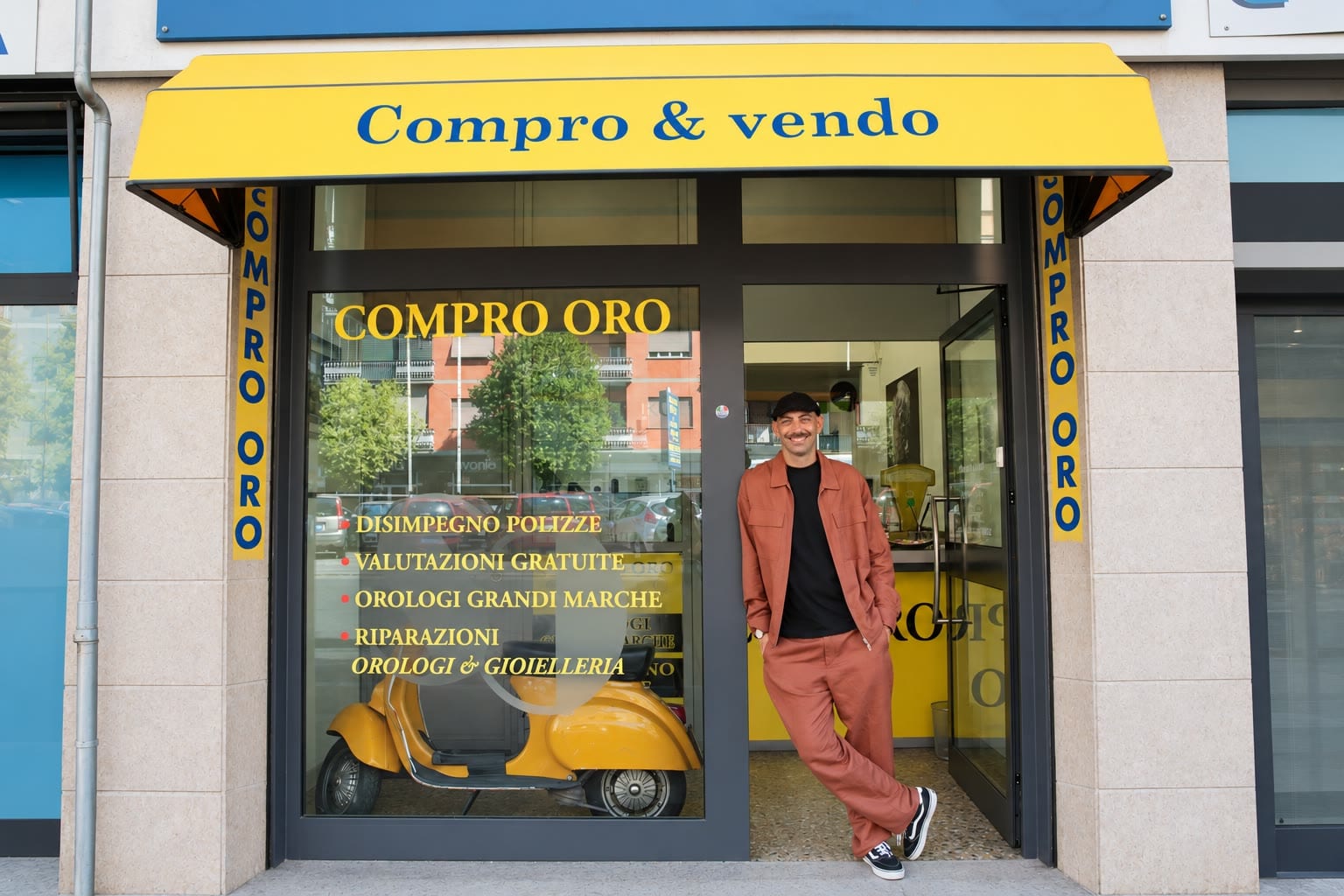 Simone Crispino davanti al negozio S.C. Gioielli a Centocelle