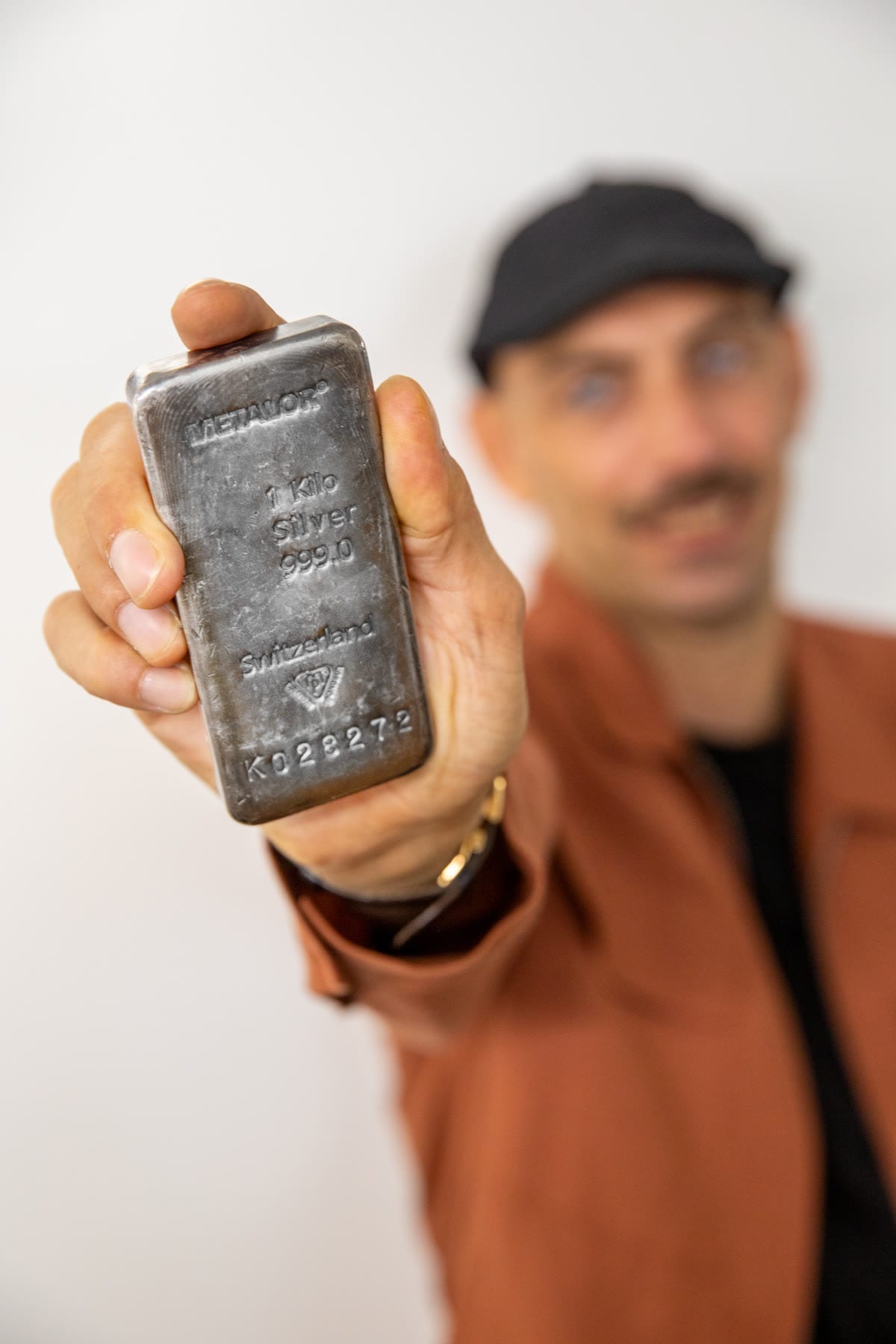 Simone Crispino mostra un lingotto d’argento da 1 kg