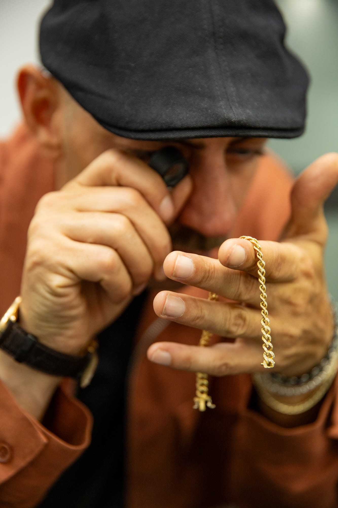 Simone Crispino controlla una catena in oro con la lente